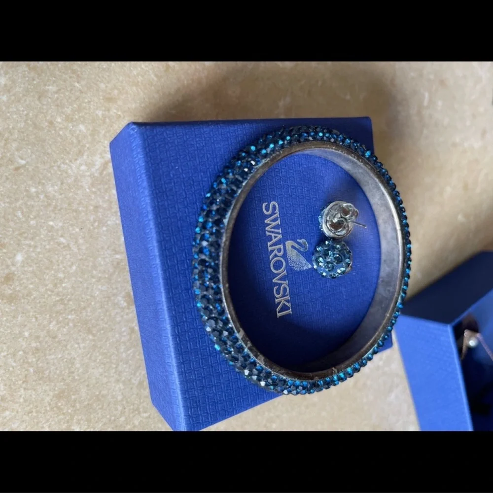 Blue Swarovski Bracelet - Picture 1 of 3